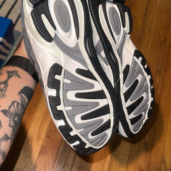 NIB adidas Response CL sneakers - Picture 6 of 8